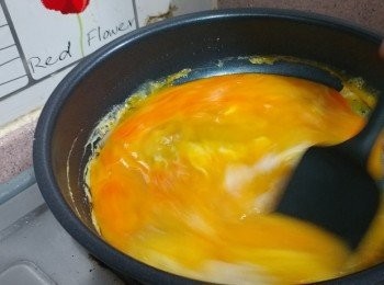 step5: 易潔鑊加油慢火燒熱， 下蛋漿；  將鑊邊凝固的蛋漿用膠刮向鑊內推， 重複此動作至蛋8成熟， 熄火