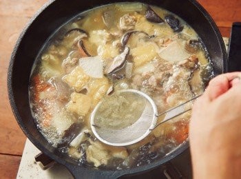 step5: 熬煮的過程中，暫時掀開鍋蓋將浮沫撈除，接著再度蓋上鍋蓋，燉煮到所需的時間為止。