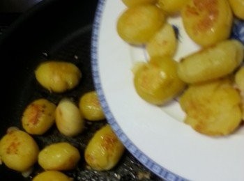 step7: 倒入已經煎香的小土豆