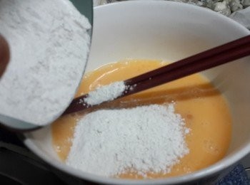 step5: 鴨蛋打散，再加入蕃薯粉攪拌至無粉粒