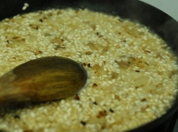 step3: 下白酒（可下雞湯代替），煮至酒蒸發後，再加入一湯勺的然湯，不停攪拌