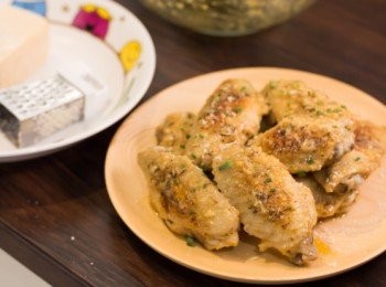 step8: 食前可刨上食譜份量外的巴馬臣芝士，灑上細蔥粒作裝飾（可省略），佐<span class="group_3">沾醬</span>同吃