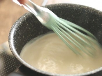 step5: 把牛奶和淡奶倒入小鍋中，邊攪拌邊以小火加熱煮至出現微煙。