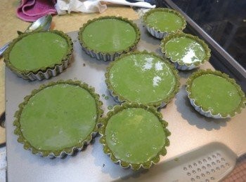 step10: － 冰好的撻皮拿出來後，先抹上烏豆沙，再注入抹茶巧克力糊至9分滿
－ 入冰箱雪2小時即成
＊是入冰箱，不是雪櫃，因為餡料是生巧克力，只放雪櫃是不會凝固的。