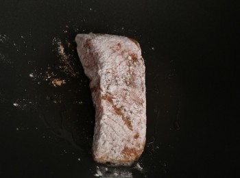 step3: 中火加熱平底鑊，倒入1茶匙油。