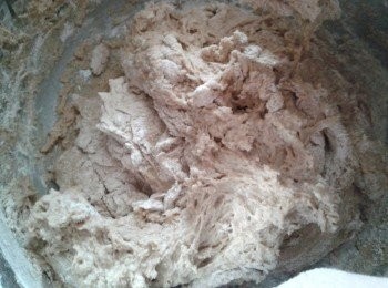 step2: 下酵母，逐少加入水，拌勻成麵糰（可能不再要用全部水）麵糰會較黏