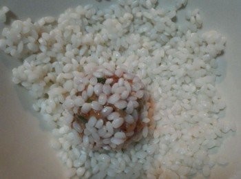 step3: 把肉餡搓成丸子，大小適中，再在浸泡好的糯米裡滾幾圈，使肉丸沾滿糯米。