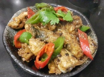 step11: 將鱔片用少少雞粉 , 糖 , 黃酒 , 胡椒粉 , 麻油醃 1 小時 , 用蛋汁將鱔片上麵粉炸起備用 , 用中火爆香蒜頭 , 乾蔥 , 爆炒辣椒 , 豆豉加少少水煮滾 , 將鱔片回鑊 , 加入少少雞粉 , 黃酒 , 糖 , 麻油 , 少少生粉水埋芡 , 完成 .