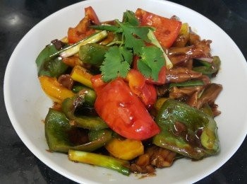 step9: 做法 :

將鴨舌用黃酒 , 少少鹽出水半熟 , 再用乾蔥 , 薑絲 , 蒜頭少少雞粉醃 1 小時備用 , 三色椒清洗後去籽切件 , 用蒜頭 , 乾蔥爆炒至半熟備用 , 再起油鑊爆香蒜頭, 乾蔥 , 薑絲放入鴨舌 , 加入生抽 , 老抽 , 辣椒碎 , 蜜糖 , 少少雞粉半碗水大火煮滾 , 將三色椒回鑊煮至收汁 , 少少麻油 , 生粉水埋芡加入蔥段 , 完成 .