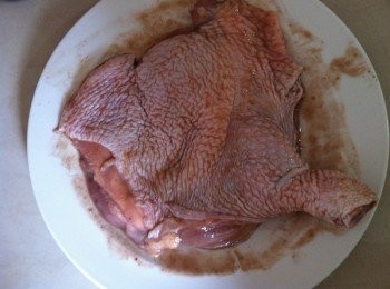 step1: 將起骨雞腿多餘的油脂去掉瀝幹水分，加入半匙蝦醬，麻油腌製《2小時以上》，西蘭花燙軟待用。