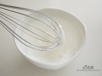 step3: 將蛋白用打蛋器打發至不會流動的泡泡。建議用電動打蛋器打發。