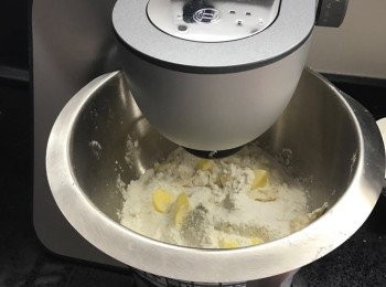 step1: 牛油放軟，將牛油，高筋麵粉，糖，鹽，酵母，老麵(撕碎)加入廚師機，
用1度拌勻材料，分兩次加入水份，用3度打大約15分鐘