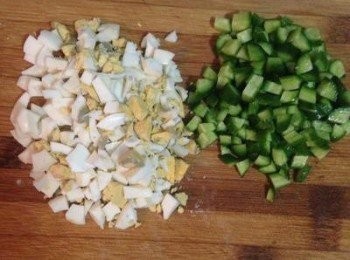 step3: 雞蛋切小丁，黃瓜切丁