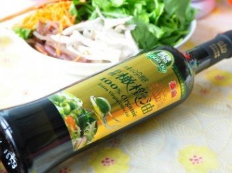 step1: 備料:【【泰山橄欖油】備用，將芹菜葉、杏鮑菇、紅蘿蔔、黑木耳切細絲