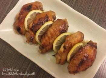 step3: 倒入2.的檸檬蜜糖汁，轉小火與<a href="https://bit.ly/3zHU5V3" target="_blank" data-keyword="雞翼" class="guide-link"><strong>雞翼</strong></a> <span style="display:inline-block;vertical-align:middle;margin-top:-3px;color:initial;border-radius:3px;padding:2px 3px;font-size:12px;line-height:14px;background:#87d300;color:#fff;">即買</span> 同炒至汁料收杰即可。