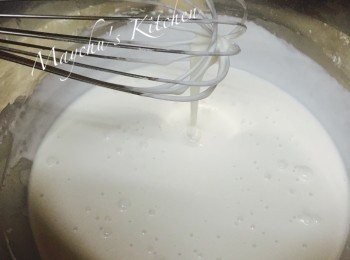 step3: 粘米粉和鷹粟粉過篩，加入浸過乾料的水混合成順滑粉漿。水份加375毫升就好不要過多，因為蘿蔔會出水令粉漿稀釋。