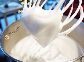 step5: 打發完成後的樣子，應該呈現頂部尖尖直立的蛋白霜。