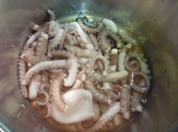 step3: 取快鍋,倒入酒,味霖,薑片,昆布乾,及步驟2煮滾後蓋鍋蓋加壓4分鐘熄火待洩壓.