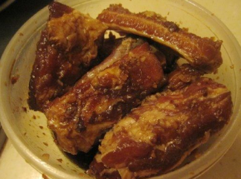 step5: 醃制一晚的排骨。