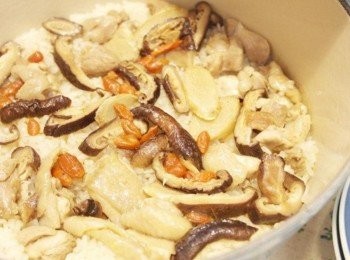 step8: 每顆飯粒好像都在發光，麻油散發的香氣令人著迷。