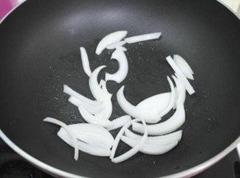step5: 平底鍋倒些許油後加入洋蔥一起爆香~~