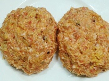 step3: 把肉整型成橢圓型,不要太厚,稍為壓扁一些比較好煎,再用小火煎到兩面稍成焦色後,再淋上約一杯酒悶煮即可