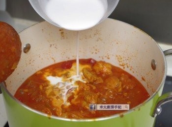 step6: 把椰漿加入咖哩裏拌勻，不要關蓋煮5分鐘，上碟，撒上松子便完成。