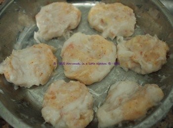 step1: 把三種海鮮滑混合(蝦, 魷魚和鮭魚明太子), 搓成餅, 灑上適量栗粉
