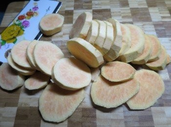 step1: 先做<span class="group_2">(A)餡部份:</span>將蕃薯去皮洗淨後,切一片片,用中火蒸30分鐘