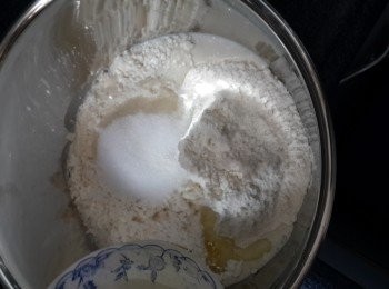 step2: 將麵團材料混合（除了無糖可可粉），揉成麵團時如果覺得麵團不够水，此時可以慢慢加入另外的30克牛奶（加到面团够的湿度就不可再加，揉成光滑的麵團）