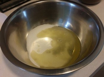 step3: 著另取一乾淨攪拌盆~放入2隻蛋白+50g糖粉,開始打蛋白..打至乾性發泡備用~ 