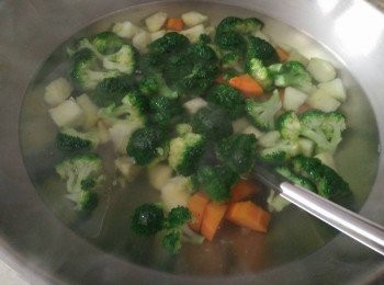 step3: 倒入水量600cc於鍋中(以能夠蓋過花椰菜、地瓜、胡蘿蔔汆燙為主)，水滾煮後，放入花椰菜、地瓜、胡蘿蔔和少許的塩 (放塩是為了避免花椰菜、地瓜、胡蘿蔔氧化而變黃，且注意不能汆燙過久，以免影響口感)；