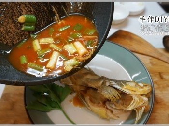 step7: 等到煮到差不多濃度時，將糖醋汁淋在炸好的石斑魚上。