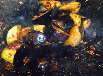 step3: 放入茄子，炒匀後加1湯匙雞湯，加蓋焗2分鐘至茄子開始軟身。