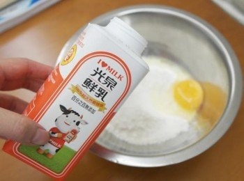 step2: 在盆中倒入鬆餅粉.蛋以及光泉鮮乳!!