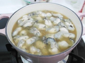 step6: 蒸氣冒出後將牡蠣放入~~立刻轉小火煮約10分鐘關火!! 關火後悶約10分鐘..最後擺上薑絲和香菜即完成囉~~