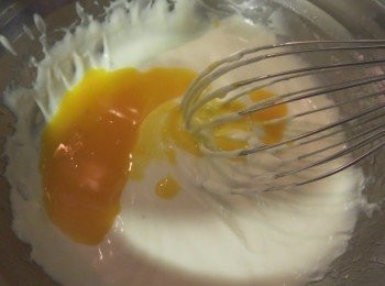 step1: 准备工作：
蛋糕模裁出油纸包好，底部用锡纸仔细包裹好，避免在水浴的时候进入水而湿哒哒的。也可多加一個耐熱的碟放蛋糕模下面，肯定不會進水。
鸡蛋小心的分出蛋白蛋黄，打蛋盆清洁无水无油
玉米淀粉与低筋面粉混合好后过筛备用
烤箱预热温度130度上下火
時間100-110分钟（建议110分钟）
放入烤箱中间层烘烤
水浴盆温热水大约50度左右