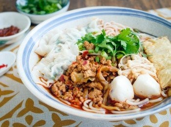 step4: 再煮熟其他配料(水餃、魚蛋、金菇等)，放入碗內，再倒入湯，灑上蔥花即成！