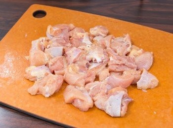 step1: 把雞腿肉洗淨印乾，切成一口大小（一塊雞腿肉約分成 16 塊），加入鹽、黑胡椒碎和生粉拌勻，靜置約 10 分鐘後加入油拌勻，包好放入雪櫃 30 分鐘以上。