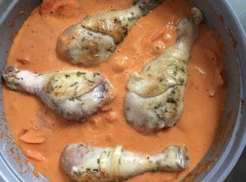 step7: 然後放入雞脾，轉中小火炆18至20分鐘。我每10分鐘把雞脾反面令到其易熟