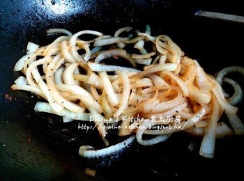 step13: 蓋上蓋用慢火煮3分鐘至水份收乾及洋蔥軟身