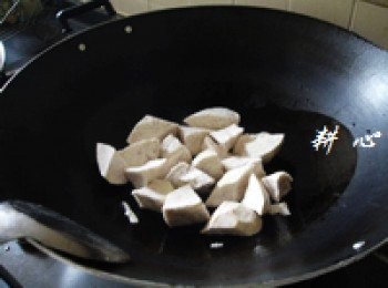 step2: 將芋頭（購買時叫店家幫忙去皮）洗淨，切大塊，熱油鍋，放入芋頭塊，煎至微黃，鏟起，待用。