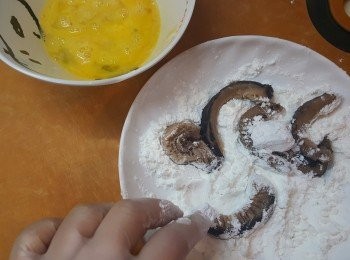 step2: 將花菇圍圈剪出螺旋型粗條，切成小段，再用廚紙吸乾水份，將花菇沾上鷹粟粉。