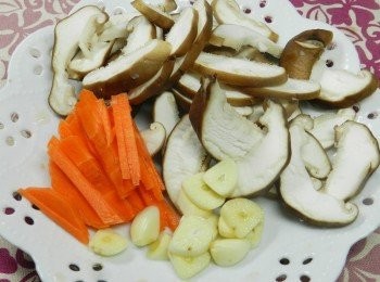 step3: 香菇、蒜頭、紅蘿蔔切片