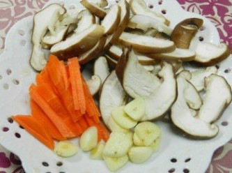 step3: 香菇、蒜頭、紅蘿蔔切片