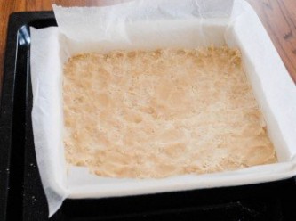 step2: 在焗盤內鋪上烘焙紙，然後倒入 步驟一的粉粒，平均鋪好，用手壓實。放入已預熱170度焗爐，焗約35 分鐘，或至表面金黃色。放在涼架上待涼