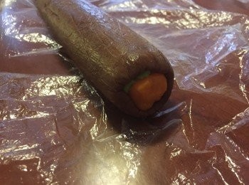 step7: 把115G的朱古力粉團壓平至長方形, 長17CM左右, 然後包上橙色粉團, 把整個粉團放進冰格60分鐘