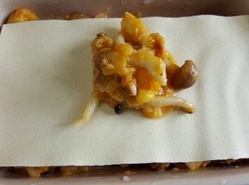 step4: 在焗盆上先放入少許南瓜魚醬，再放上一塊千層麵。