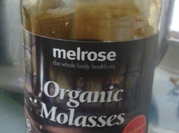step1: 黑糖蜜Molasses是從甘庶或甜菜萃取的糖。 營養價值非常高，可在烘焙店，有機食品店或大型西式超市買到。是做薑麵包及薑餅的主要材料。如買不到，可用糖漿Golden Syrup 或粟米糖漿Corn Syrup 代替，但味道當然會有不同