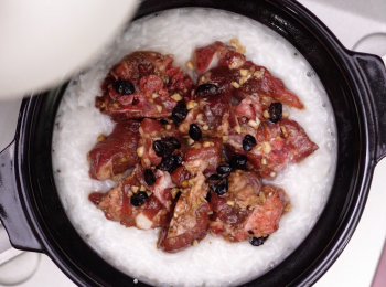 step4: 見米水滾起(收水)，鋪上排骨，蓋上蓋，以小火煮8分鐘，至冒煙及散發少許焦味，馬上熄火。